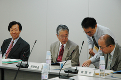 遠藤久夫会長（左）７.jpg