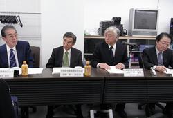左から吉村顧問、河野副会長、小川会長、嘉山委員長.jpgのサムネール画像