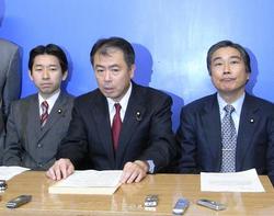 梅村事務局長（左）、桜井会長（中）、辻副会長.jpg